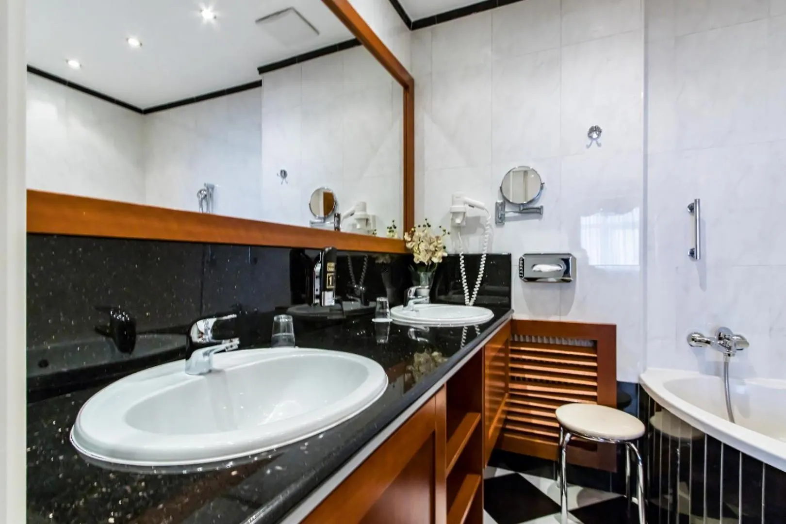 Hotel Corvinus Vienna - Newly Renovated 4*,